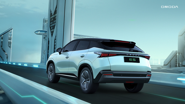 В Европе стартовали продажи полностью электрического кроссовера Omoda E5. Когда появится в России